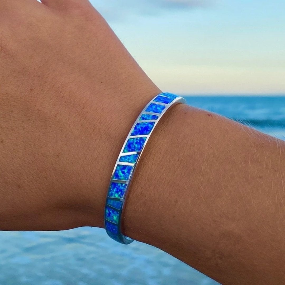 Blauwe en zilveren opalen armband