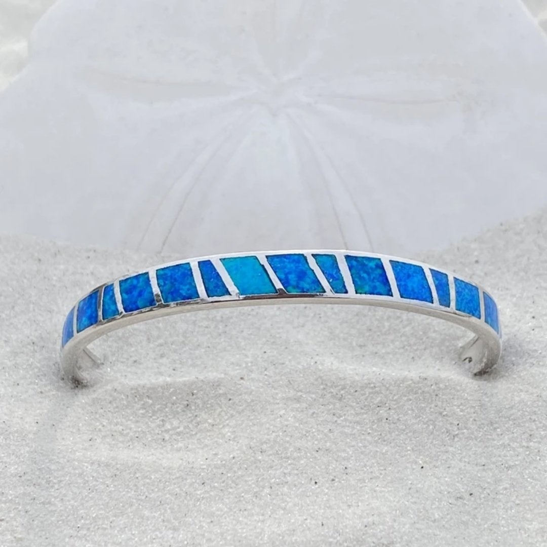 Blauwe en zilveren opalen armband