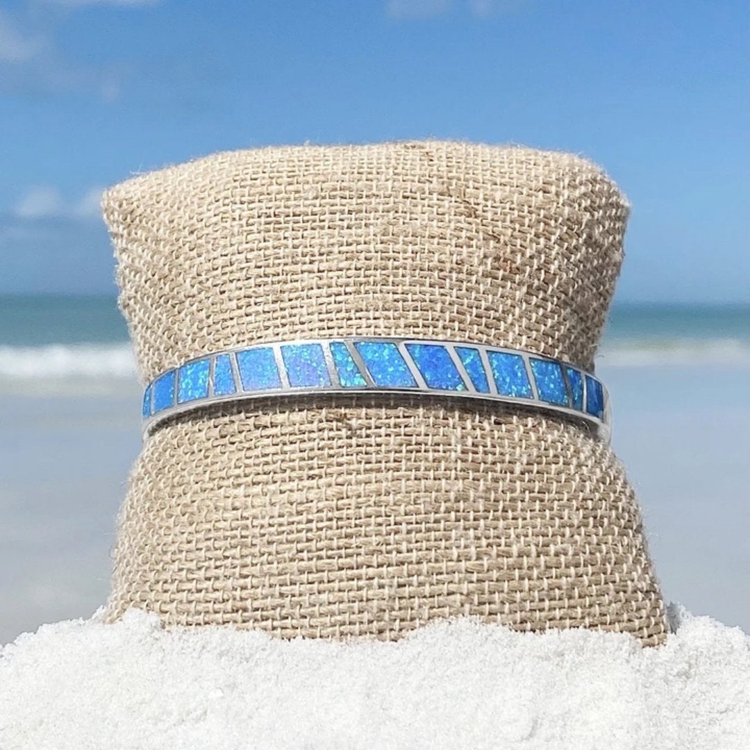 Blauwe en zilveren opalen armband