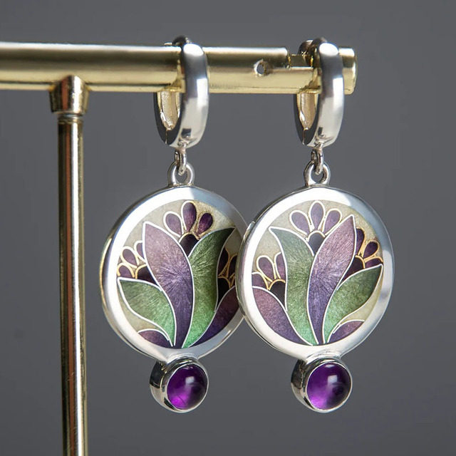 Boho-oorbellen met paarse kristallen in sterling zilver.