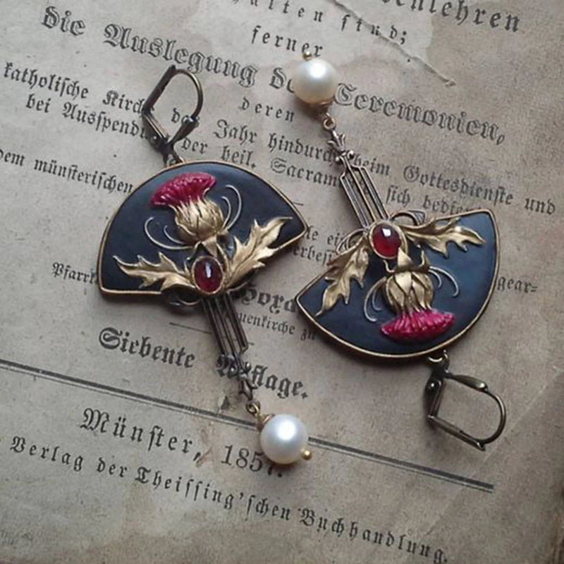 Boho-oorbellen met parels en rode kristallen