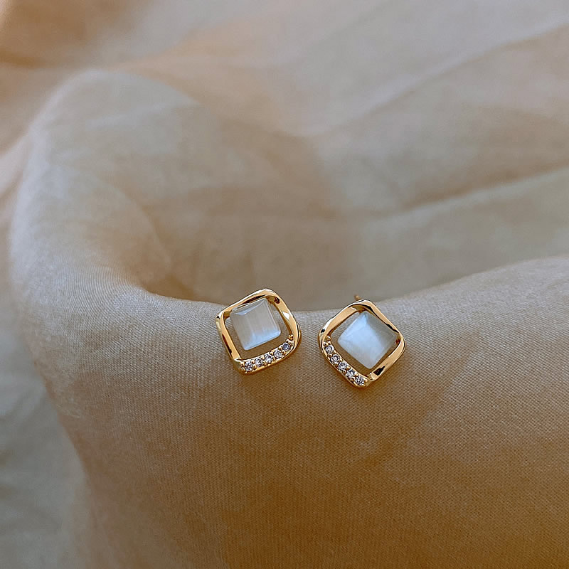 Elegante oorbellen met gouden maankristal.