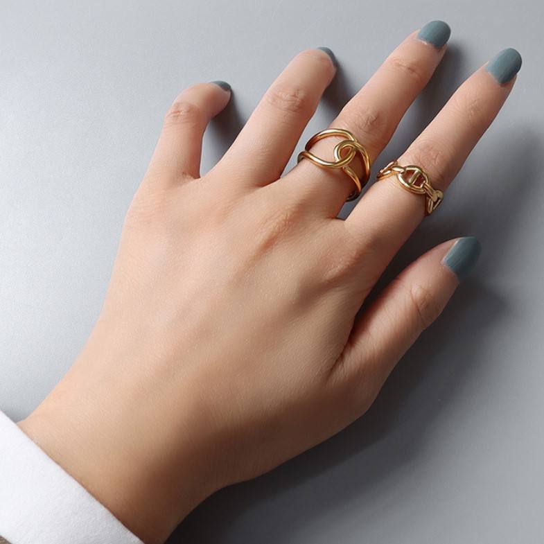 Gouden moderne ring met onregelmatige cirkels