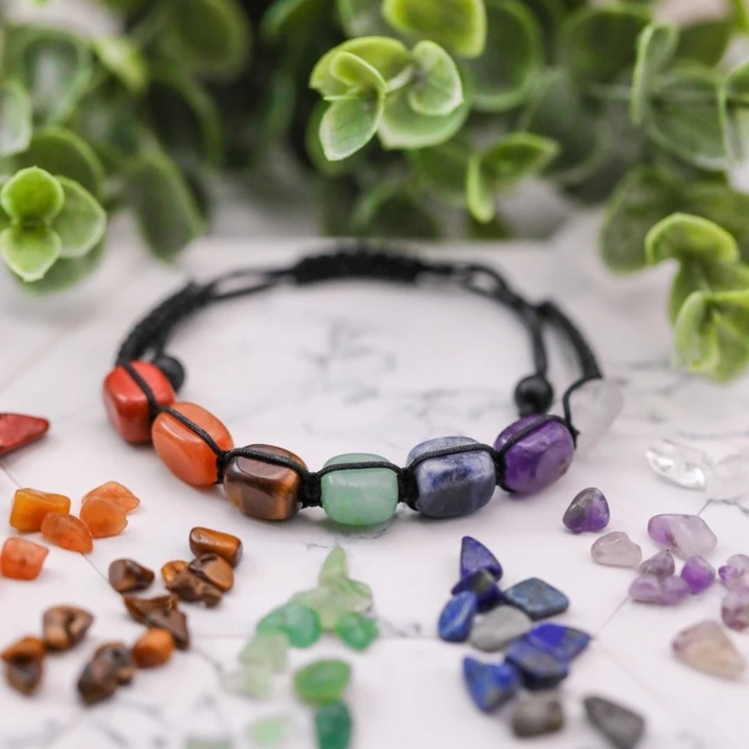 Handgemaakte armband van natuurlijke magische stenen voor welvaart.