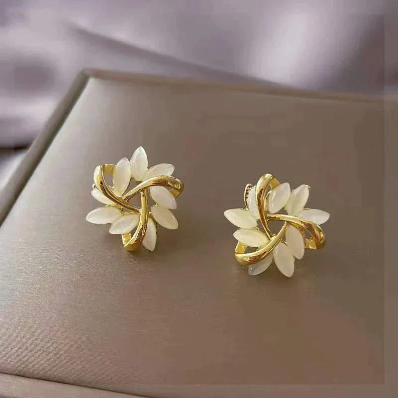 Luxe oorbellen met witte opaal in goud