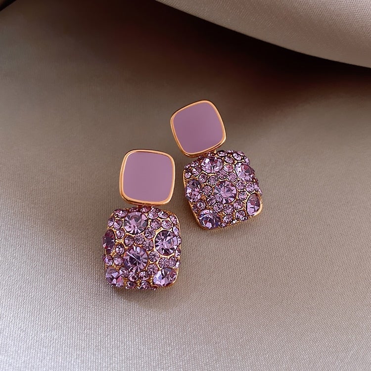 Luxe paarse oorbellen met zirkonia-inleg.