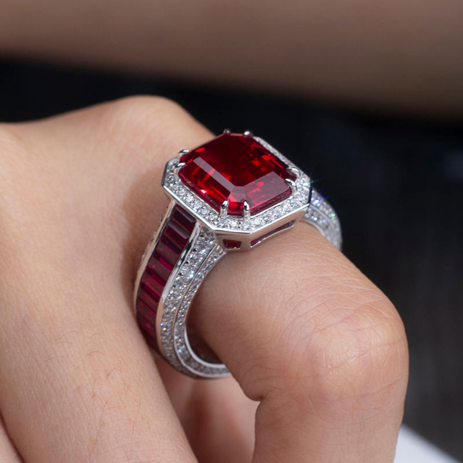 Luxe ring met in het laboratorium gekweekte robijn.