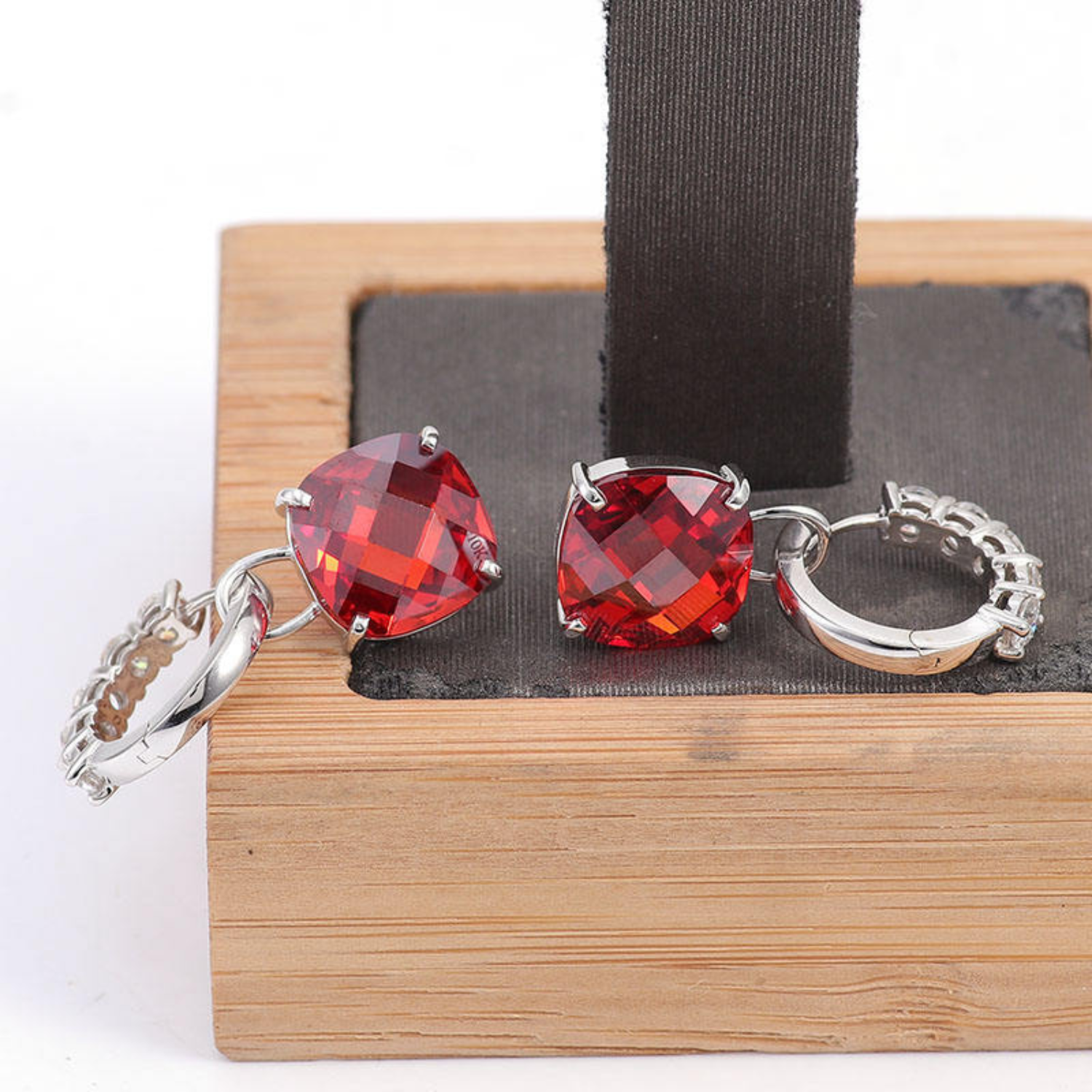 Oorbellen met robijn en diamant