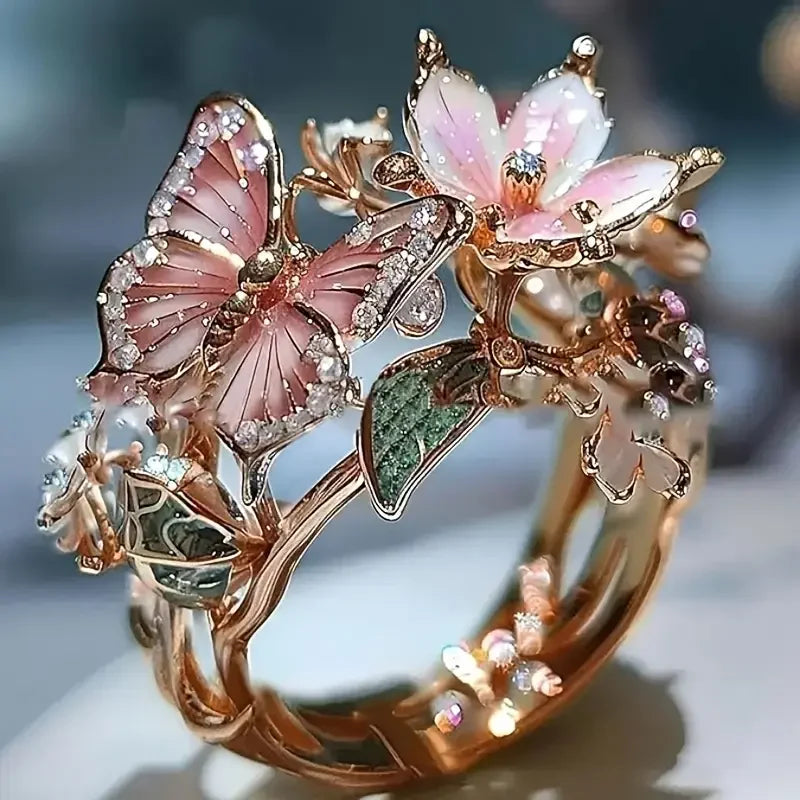 Ring met vlindermotief en zirkonia in natuurlijke lichtinval | Goud