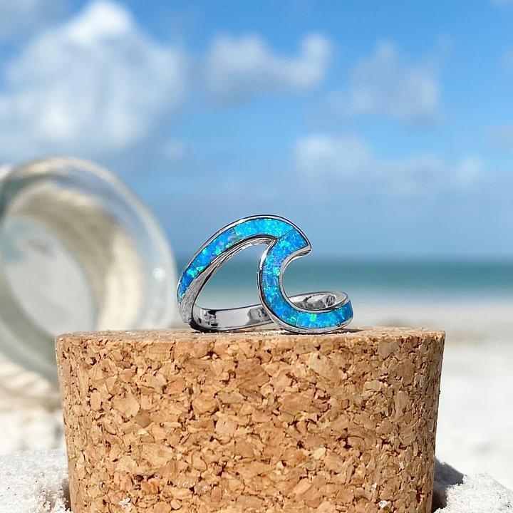 Ring met zeegolfmotief in opaal en zilver.