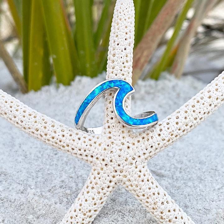 Ring met zeegolfmotief in opaal en zilver.
