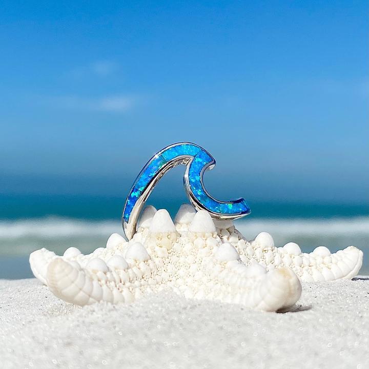 Ring met zeegolfmotief in opaal en zilver.