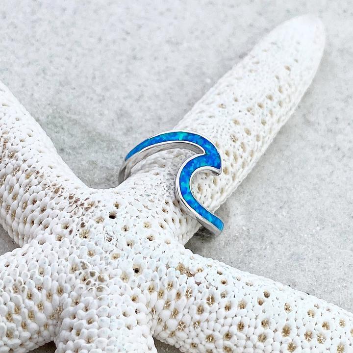 Ring met zeegolfmotief in opaal en zilver.