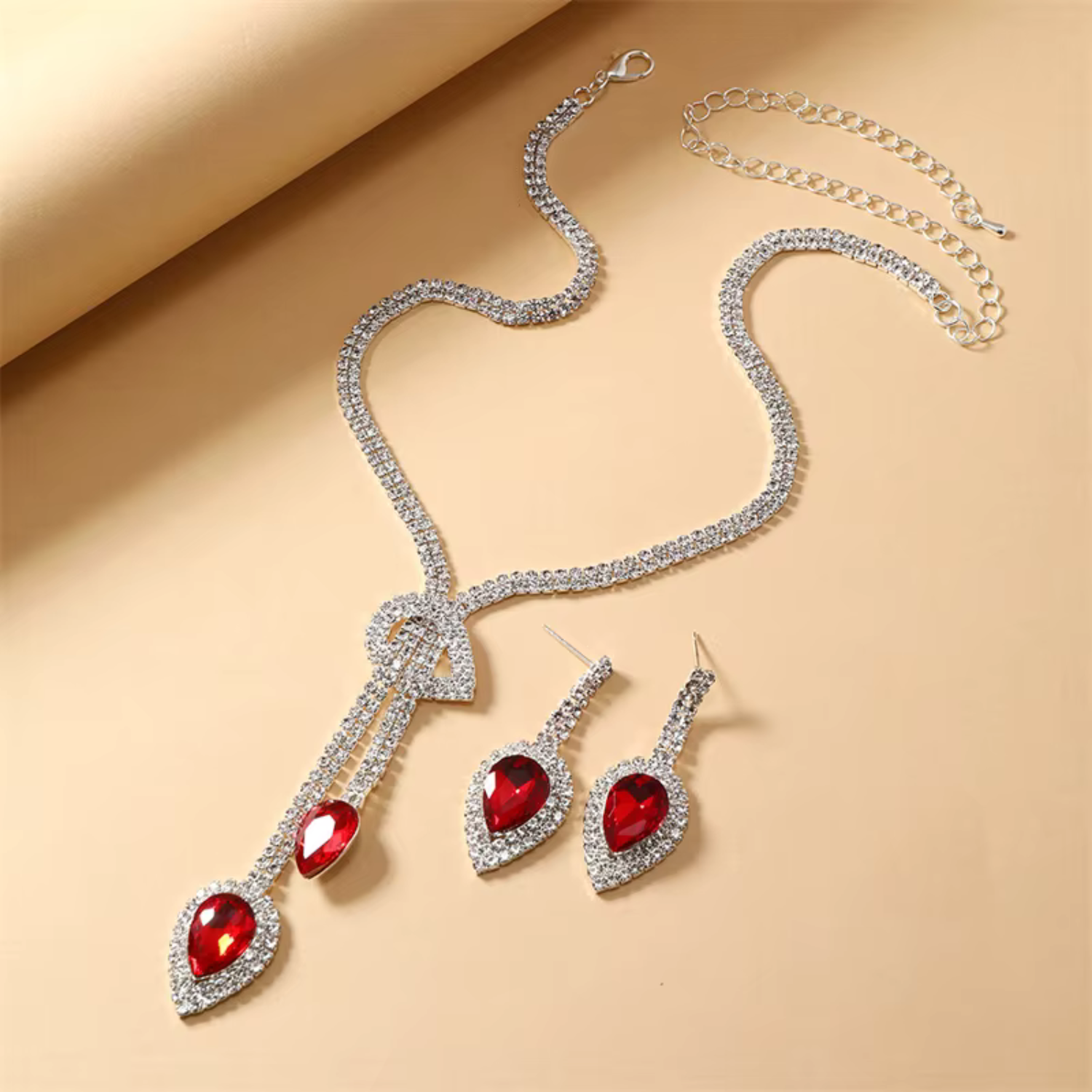 Rode ketting en oorbellen met strass-steentjes