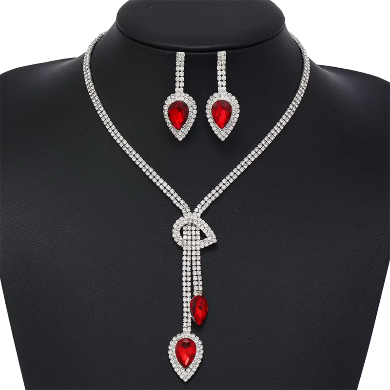 Rode ketting en oorbellen met strass-steentjes