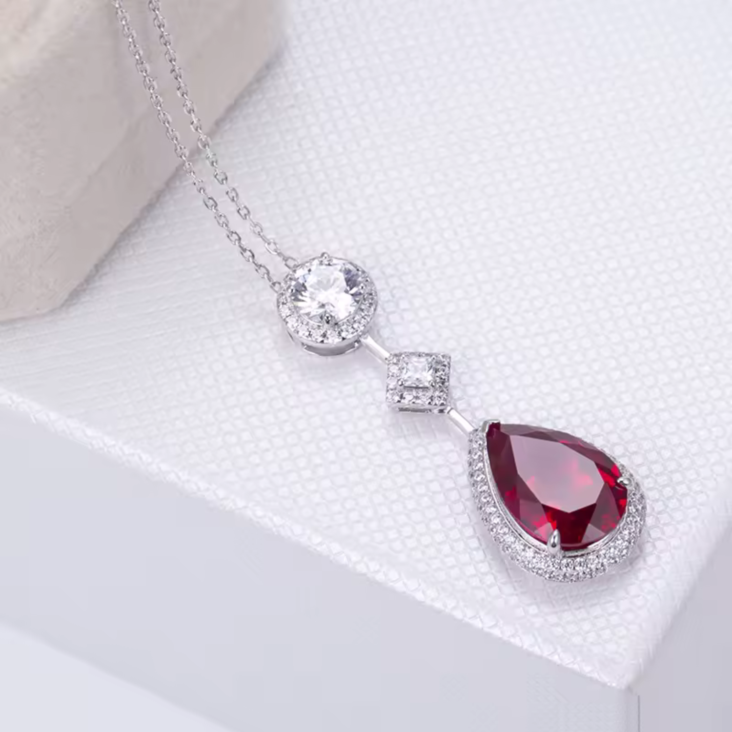 Rode kristallen zilveren ketting