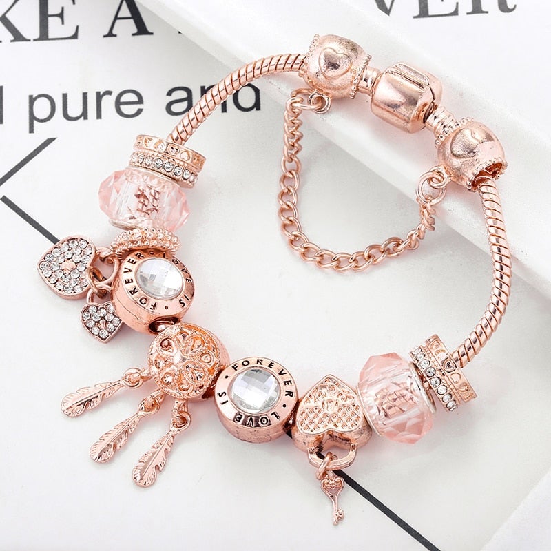 Rozen-dromenvangerarmband met bedeltjes, uitgevoerd in sterling zilver.