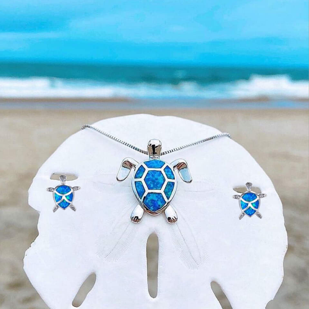 Set van ketting en oorbellen met zeeschildpadmotief, bezet met opaal en zilver.