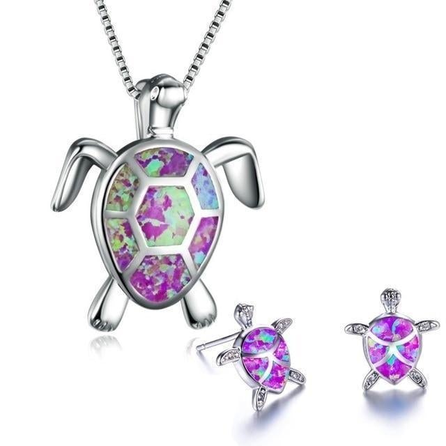 Set van ketting en oorbellen met zeeschildpadmotief, bezet met opaal en zilver.