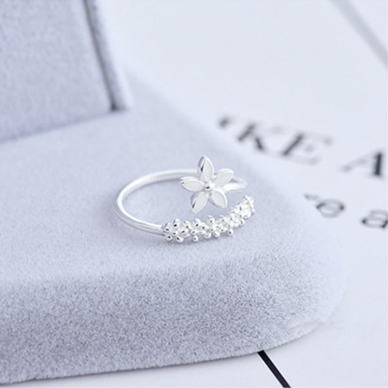 Verstelbare ring van 925 zilver met handgeschilderde emaille bloemen.