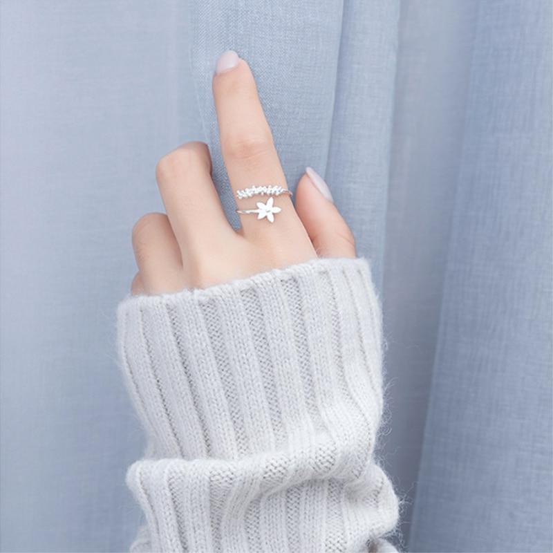 Verstelbare ring van 925 zilver met handgeschilderde emaille bloemen.