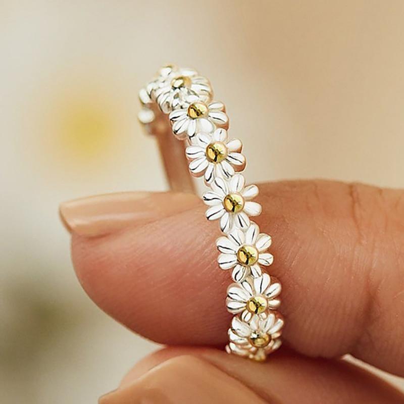 Verstelbare zilveren ring met handgeschilderde emaille madeliefjes.