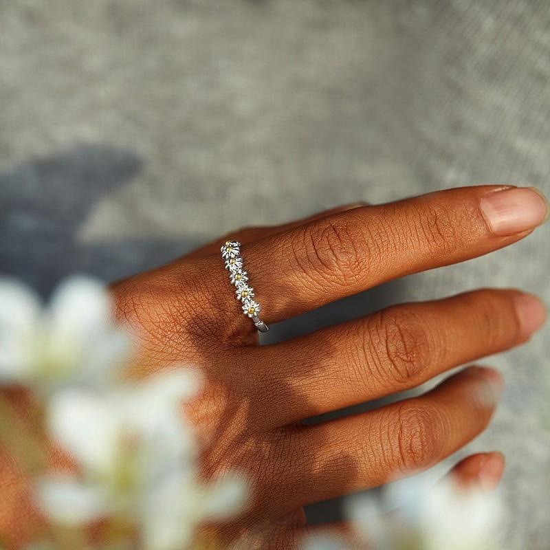 Verstelbare zilveren ring met handgeschilderde emaille madeliefjes.