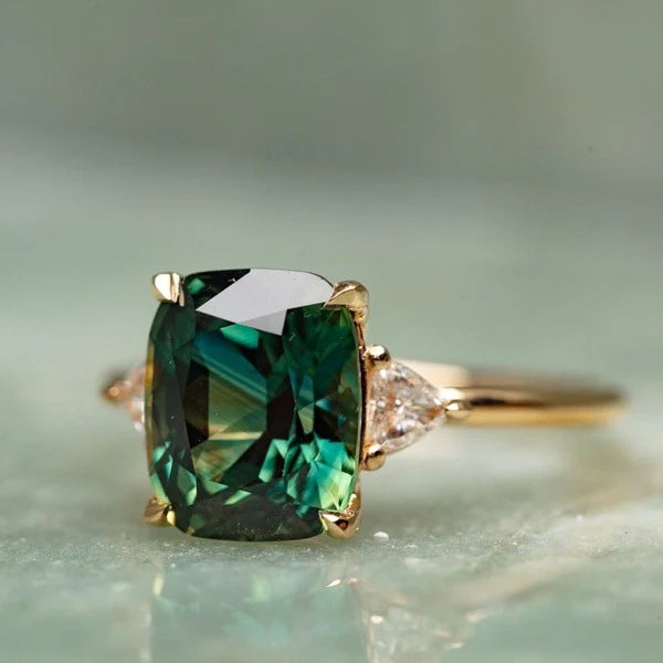 Vintage-geïnspireerde gouden ring met groene edelsteen