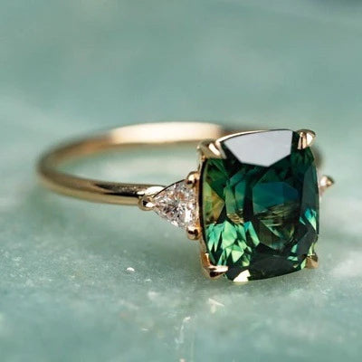 Vintage-geïnspireerde gouden ring met groene edelsteen