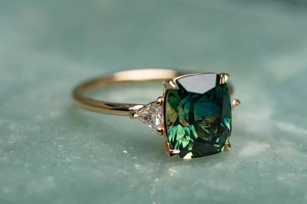 Vintage-geïnspireerde gouden ring met groene edelsteen