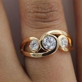 Vintage gouden ring met ingelegde zirkonia in spiraalvorm.