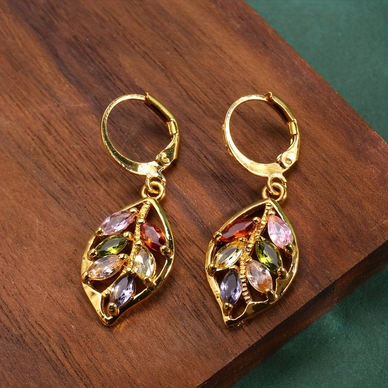 Vintage oorbellen met gouden bladmotief en kleurrijke zirkonia