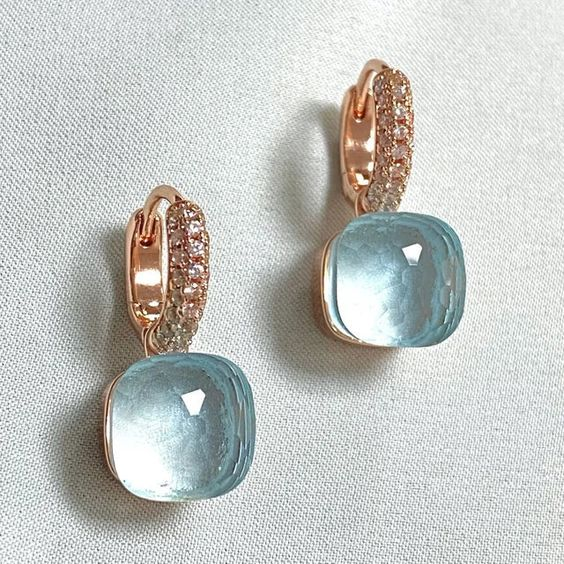 Vintage oorbellen van kubisch blauw glas