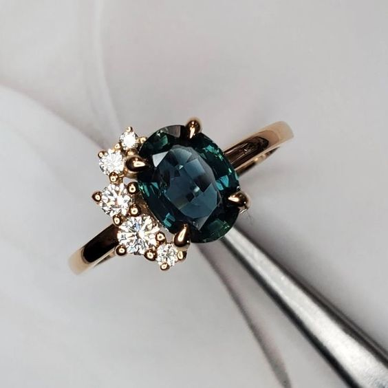 Vintage ring met blauwe kristallen en zirkonia