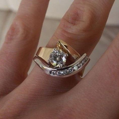 Vintage ring met onregelmatige vorm, gemaakt van goud en zilver met zirkonia.