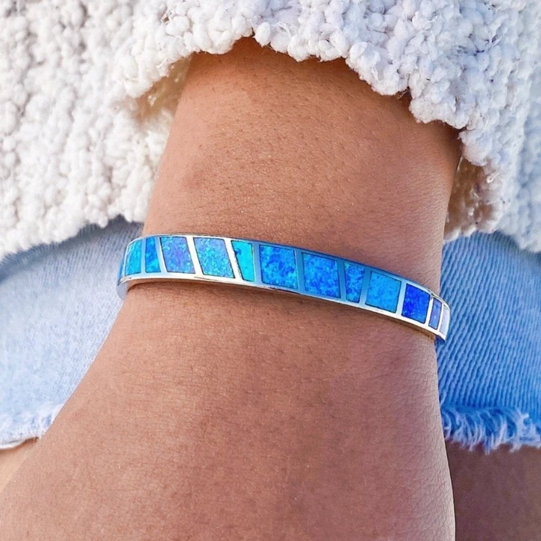 Blauwe en zilveren opalen armband