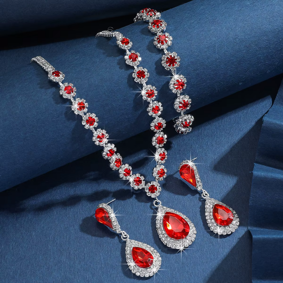 Driedelige sieradenset met bloemenmotief en diamanten