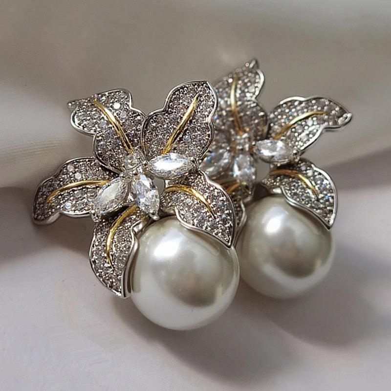 Elegante bloemvormige pareloorbellen