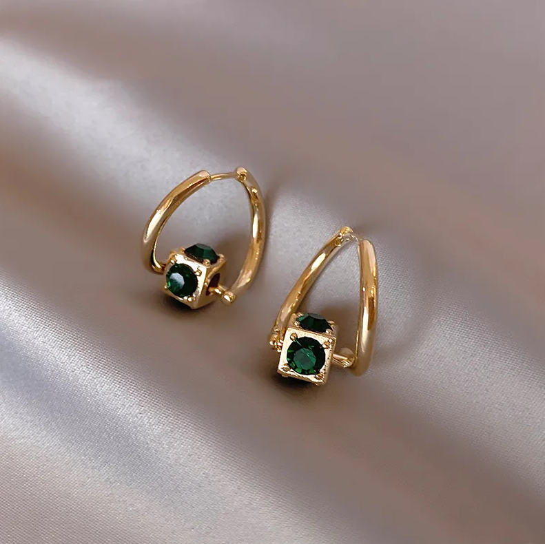 Elegante groene oorbellen met gouden accenten