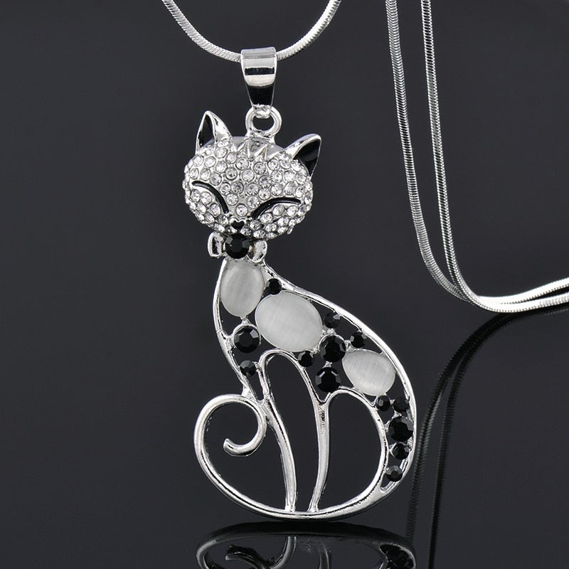 Ketting met kattenmotief in sterling zilver en bezet met zirkonia.