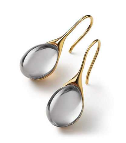 Kristallen oorbellen in goud en zilver.