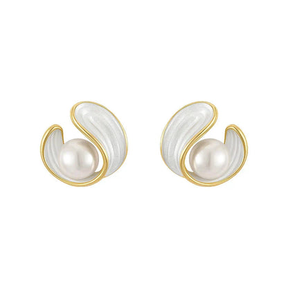 Luxe oorbellen met witte opaal en parels in goud