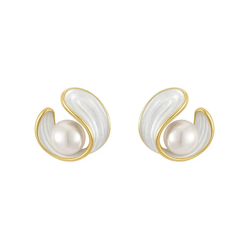 Luxe oorbellen met witte opaal en parels in goud