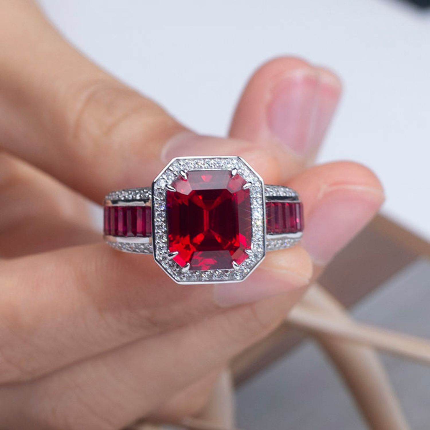 Luxe ring met in het laboratorium gekweekte robijn.