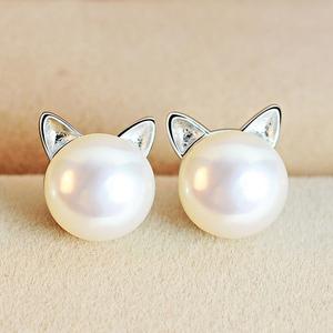 Oorbellen met kittens, gekweekte parels en zilver.
