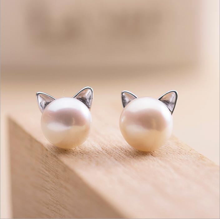 Oorbellen met kittens, gekweekte parels en zilver.