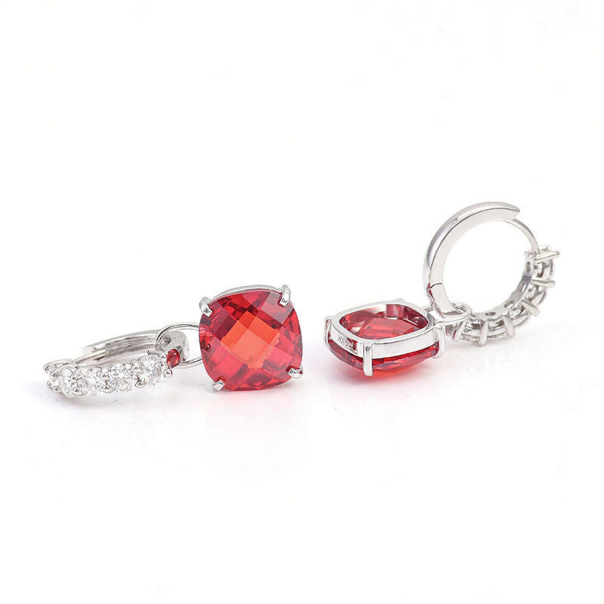 Oorbellen met robijn en diamant