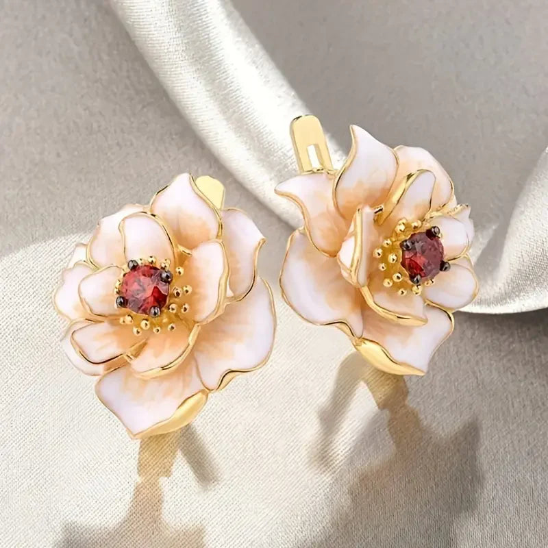Oorbellen met rode zirkonia steentjes en witte bloemen | Goud