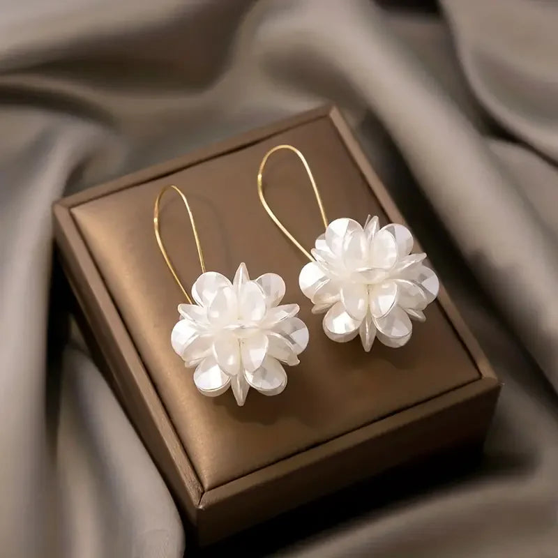 Oorbellen van puur goud met bloemenmotief