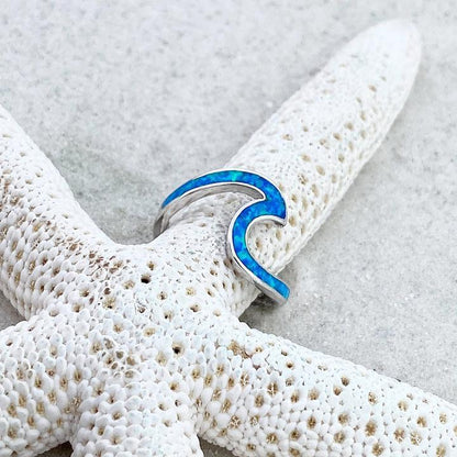 Ring met zeegolfmotief in opaal en zilver.